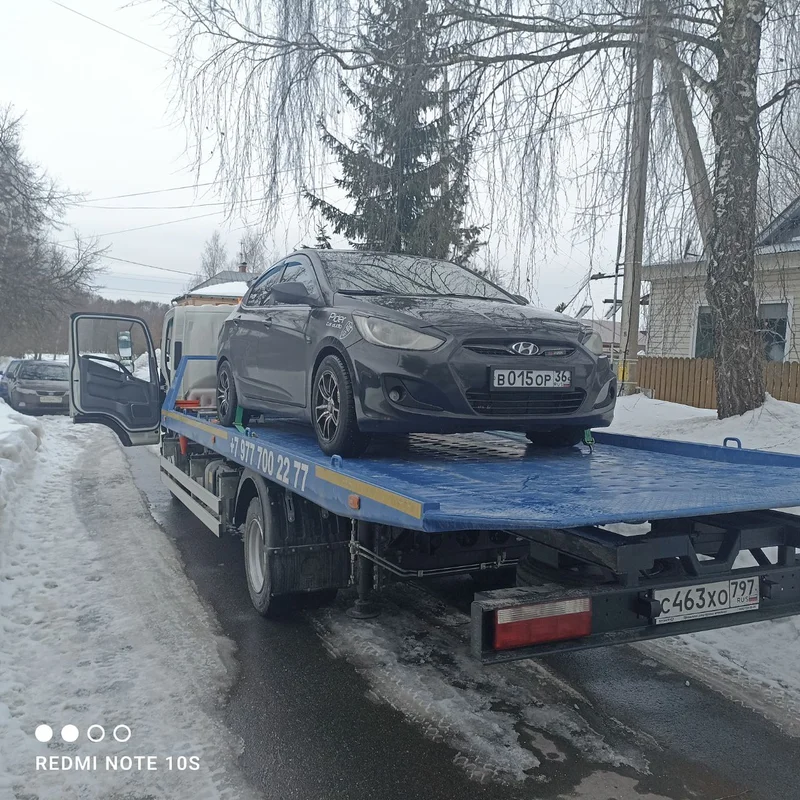 Эвакуация легкового автомобиля Hyundai на сдвижную платформу эвакуатора JAC — выезд службы Гидрокар в Москве