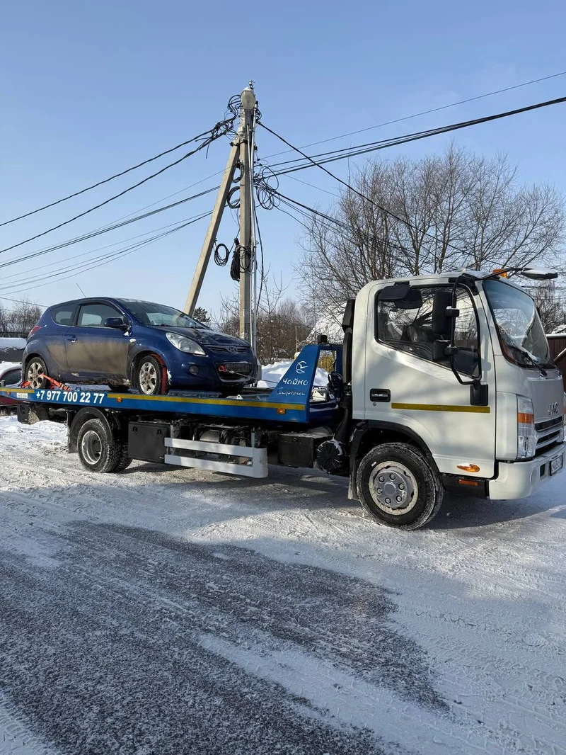 Завершённая эвакуация автомобиля Hyundai — легковой авто закреплён стяжными ремнями на платформе эвакуатора Гидрокар