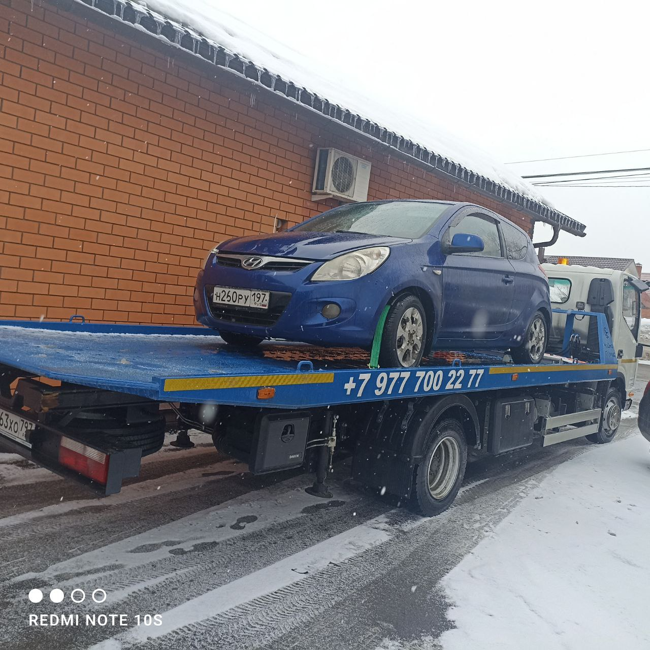 Погрузка Hyundai на эвакуатор с помощью гидравлической лебёдки — эвакуация легкового авто в Москве и Московской области